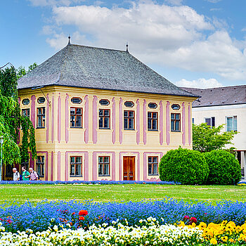 Hofgarten Weihenstephan mit Salettl im Mai. (Stadt Freising)
