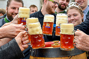 Prost beim Tag des Bieres.